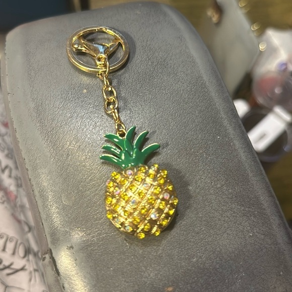 Very pretty purse charm, and the shape of a pineapple very Pretty​ - Picture 1 of 3